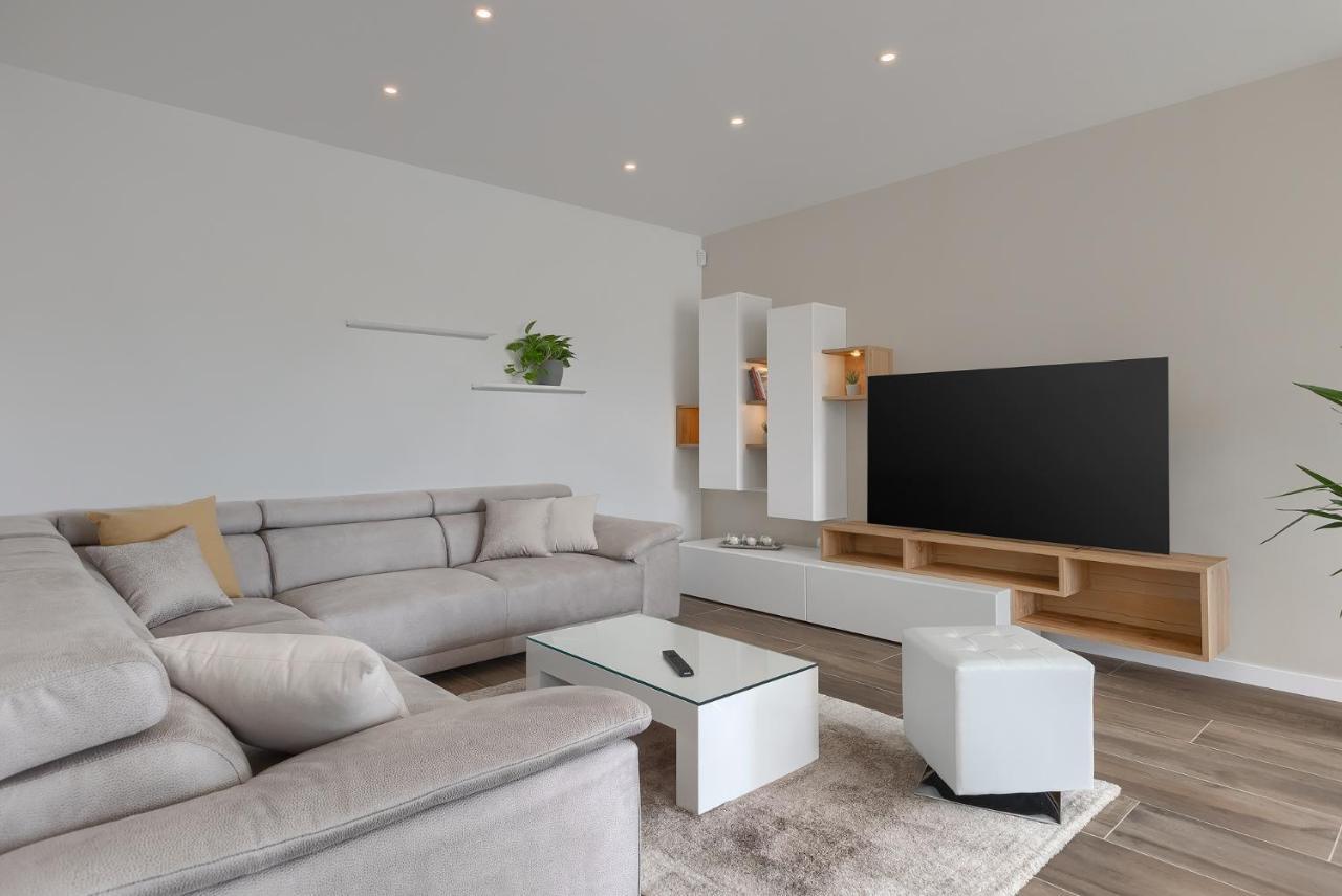 Exclusive Apartments Ellen & Micol-With 3 Free Mountain Bikes ペシュチャーナ・ウヴァラ エクステリア 写真